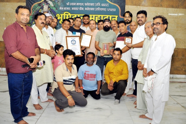 फतेहाबाद। वल्र्ड रिकार्ड के सर्टिफिकेट व मेडल के साथ शीश का दानी ट्रस्ट के सदस्य।