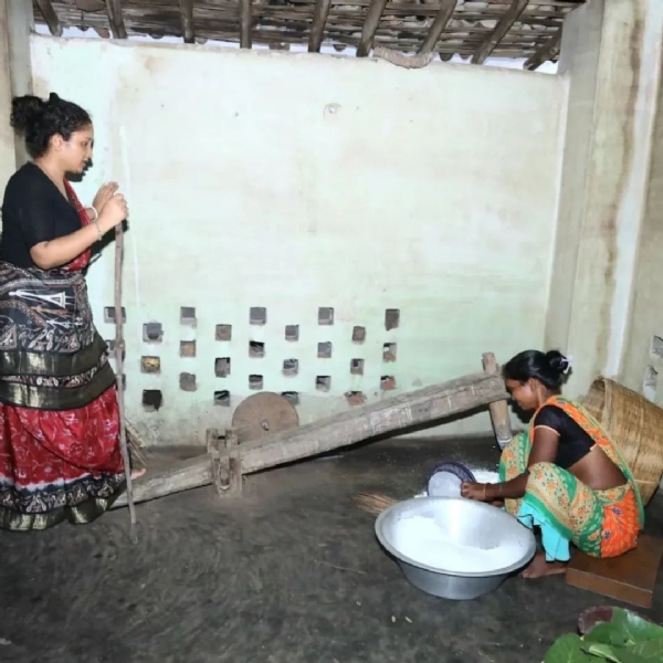 ढेकी कुटती कल्पना सोरेन