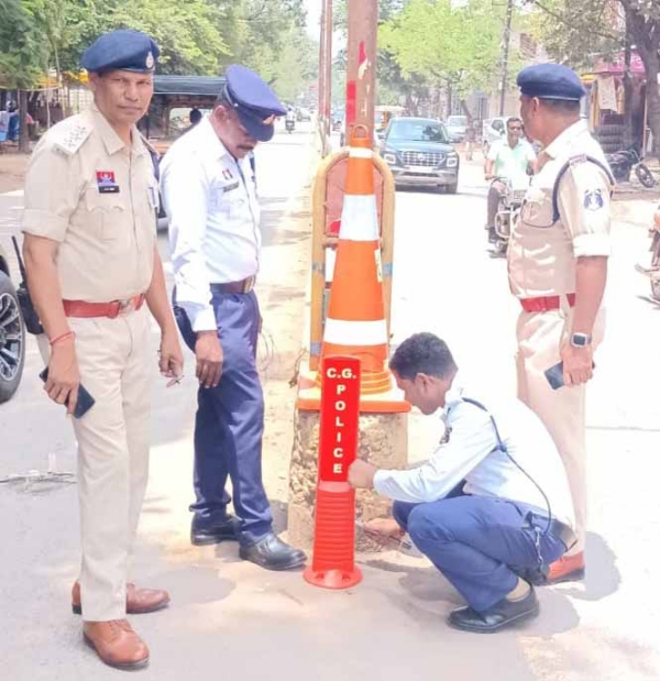 डिवाइडर व क्रॉसिंग पर चमकीले ट्रैफिक स्प्रिंग पोस्ट डेलीनेटर लगाए