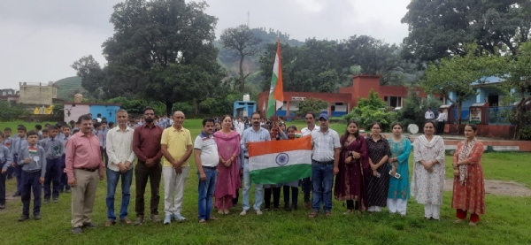 Students took out a tricolor rally and gave the message of hoisting the tricolor in every house