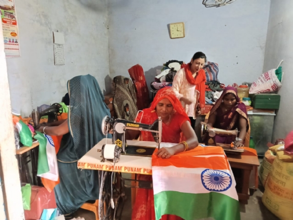 तिरंगा तैयार कर रही महिलाए