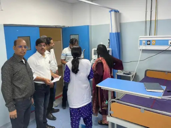 सुविधाओं का जायजा लेते एसएमओ व अन्य अधिकारी।