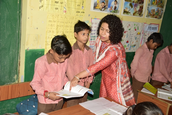 बच्चों से सवाल पूंछतीं डीएम दुर्गा शक्ति नागपाल