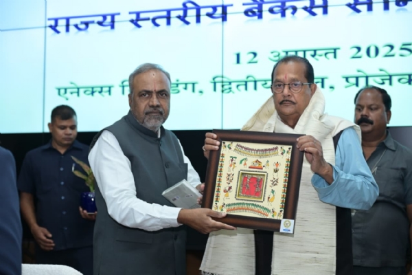 बैठक के दौरान मंत्री और समिति के लोग