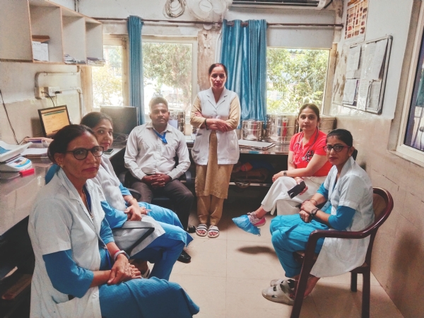 कार्य का बहिष्कार कर रोष जताते हुए एनएचएम कर्मचारी।