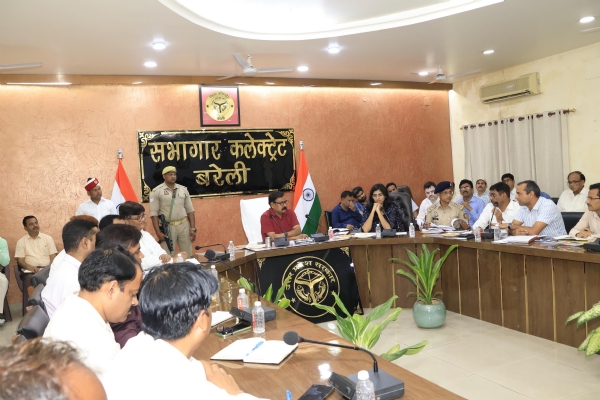 कलेक्ट्रेट सभागार में गौशालाओं की व्यवस्थाओं की समीक्षा करते जिलाधिकारी अविनाश सिंह।