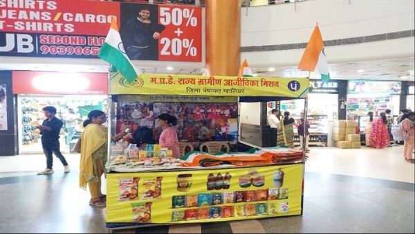 दीनदयाल मॉल में समूहों की दीदियों ने शुरू किया तिरंगा बिक्री केन्द्र