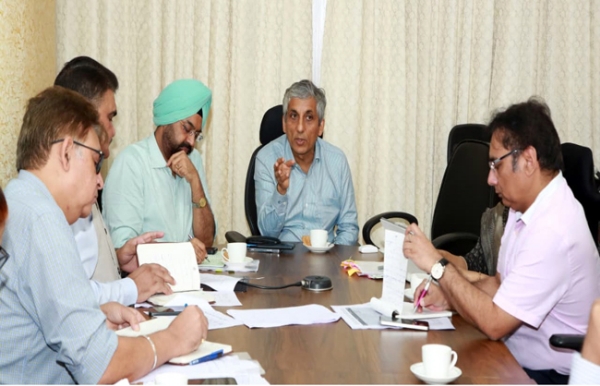 हरियाणा स्वास्थ्य विभाग के अतिरिक्त मुख्य सचिव बैठक लेते हुए