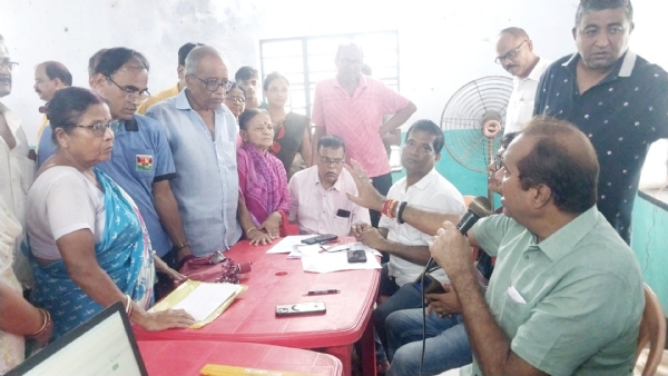 कैंप में लोगों की समस्या सुनते रिषड़ा के चेयरमैन विजय सागर मिश्रा