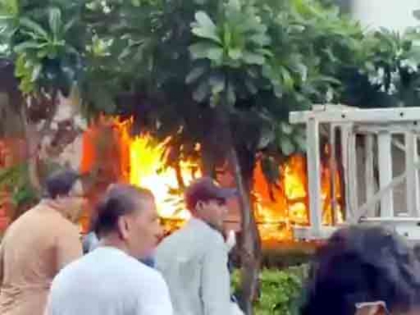 बीपीटीपी प्राइड पार्क लैंड सोसाइटी के घर में लगी आग।