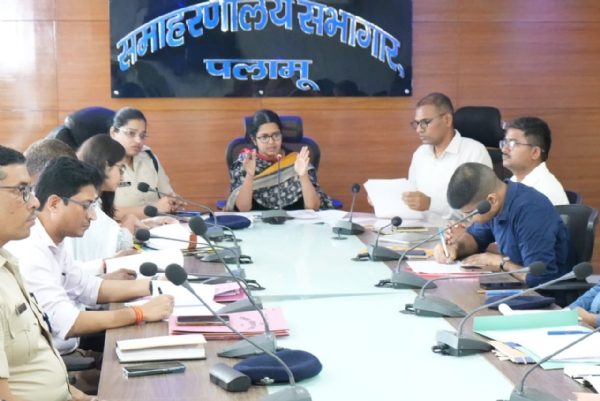 बैठक करती उपायुक्त समीरा एस