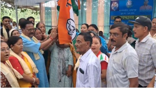 राजगंज विधायक खगेश्वर रॉय का हाथ थामकर पार्टी में शामिल होते कार्यकर्ता