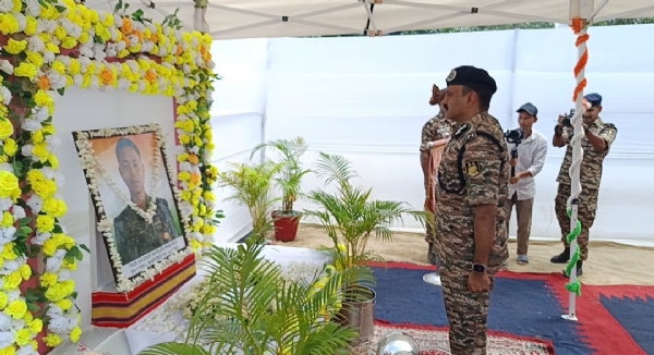सीआरपीएफ के डीजी जी.पी. सिंह का कोकराझार जिले के मागुरमारी गांव   में शहीद पनेसर कोच के घर आगमन।