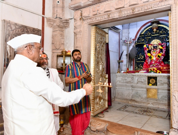 राज्यपाल ने त्रिपुरा सुंदरी मंदिर पहुंचकर पूजा अर्चना की