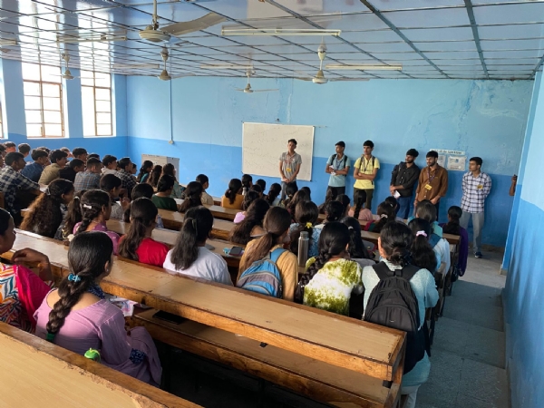 राजकीय वल्लभ महाविद्यालय में सदस्यता अभियान को लेकर जानकारी देते हुए एबीवीपी के कार्यकर्ता।