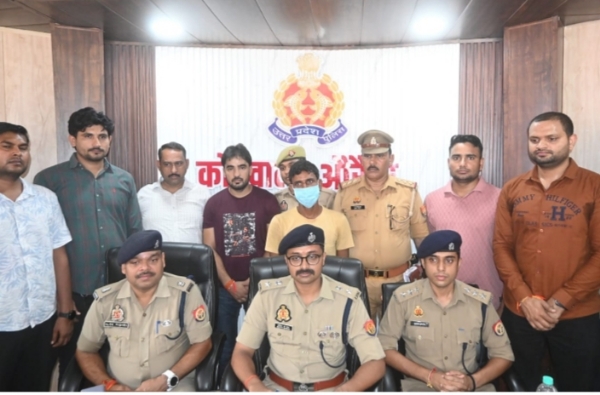 फोटो - घटना के वारे जानकारी देते पुलिस अधीक्षक