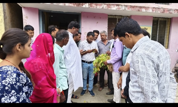 एसडीएम को जापान सोपते हुए
