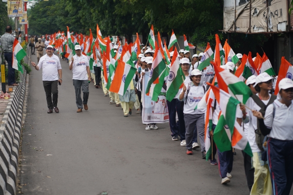 लखनऊ में ‘तिरंगा रन’ निकालते लाेग