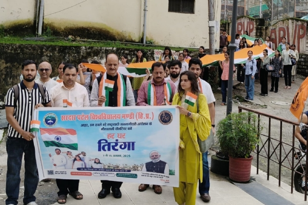 कुलपति सरदार पटेल विश्वविद्यालय तिरंगा यात्रा के दौरान।