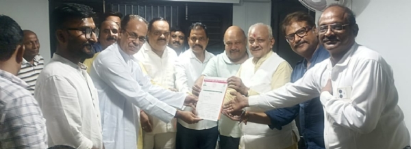 पश्चिमी उत्तर प्रदेश संयुक्त उद्योग व्यापार मंडल की बैठक में मनोनयन पत्र देते प्रदेश अध्यक्ष।