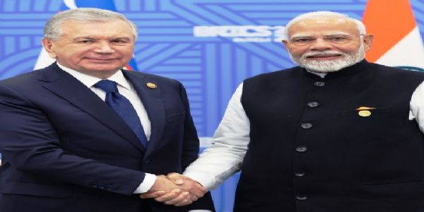 प्रधानमंत्री नरेन्द्र मोदी और उज़्बेकिस्तान के राष्ट्रपति शौकत मिर्जियोयेव (फाइल फोटो)