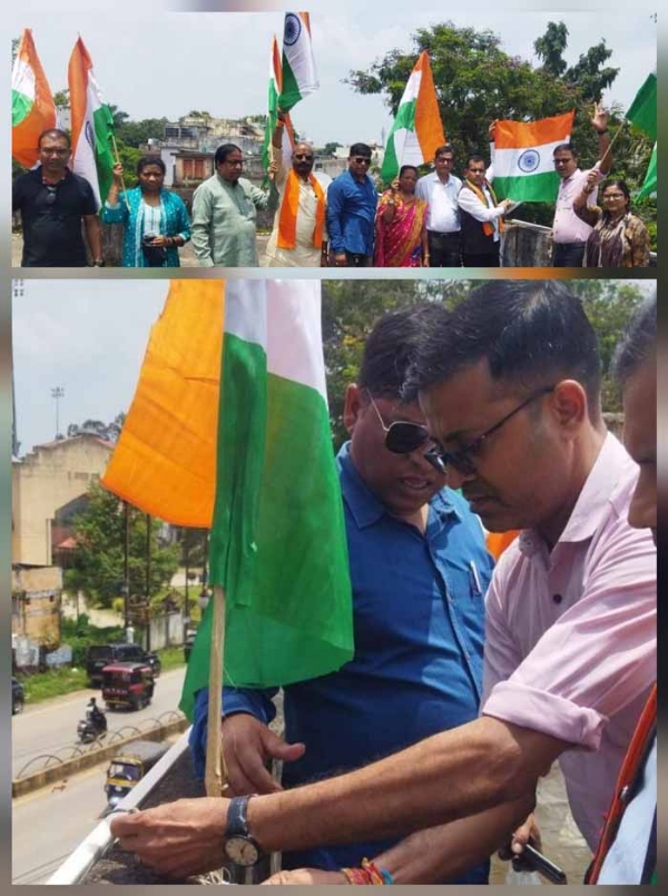 तिरंगा लगाकर देशभक्ति का दिया संदेश
