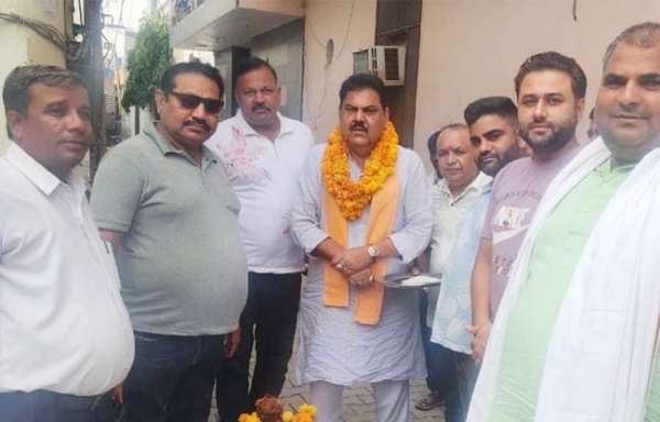 सोनीपत:    गन्नौर नगरपालिका अध्यक्ष अरुण त्यागी गली निर्माण कार्य का शिलान्यास  करते हुए।