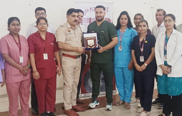 सोनीपत:          चिकित्सकों को सम्मानित करते हुए         पुलिस अधिकारी