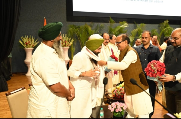 किसानों को सम्मानित करते हुए शिवराज सिंह चौहान