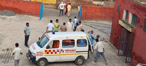 नागरिक अस्पताल में मृतक के शव का पोस्टमार्टम करवा ले जाते हुए परिजन।
