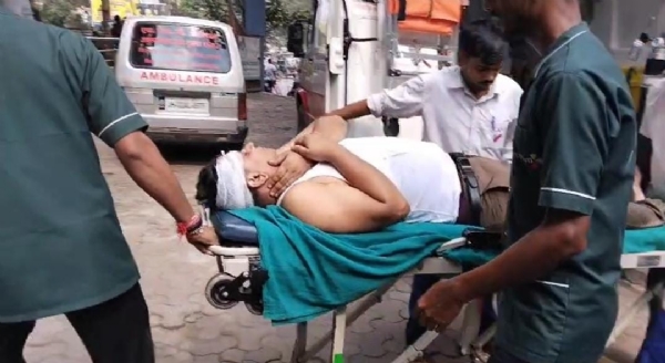 घायल को अस्पताल ले जाते लोग