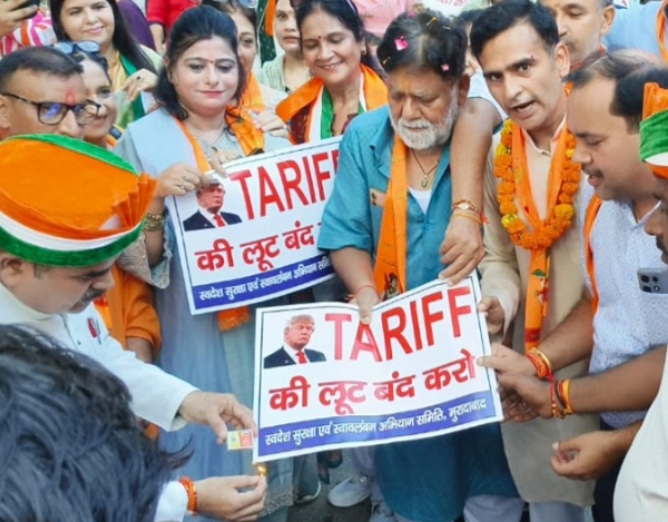 यात्रा के समापन पर अमेरिकी राष्ट्रपति डोनाल्ड ट्रंप का चित्र जलाते स्वदेशी जागरण मंच के पदाधिकारी।