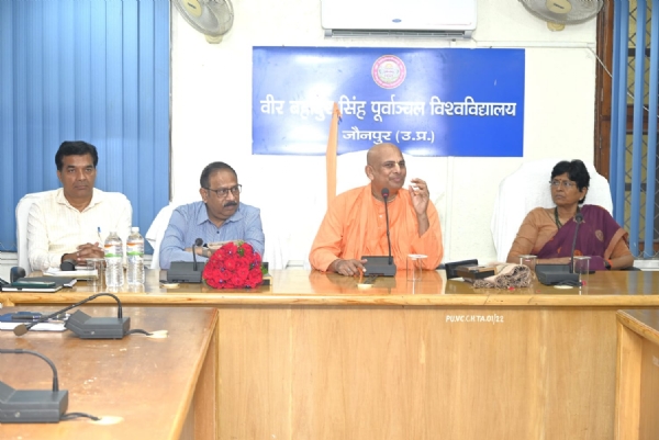 विश्वविद्यालय विद्यार्थियों के साथ संगोष्ठी में बोलते हुए पदम स्वामी