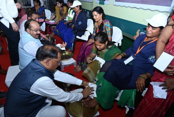 मुख्यमंत्री एवं उप मुख्यमंत्री  स्वच्छता दीदियों का पैर पखारते