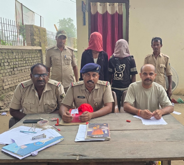 गिरफ्तार अभियुक्तों के साथ पुलिस