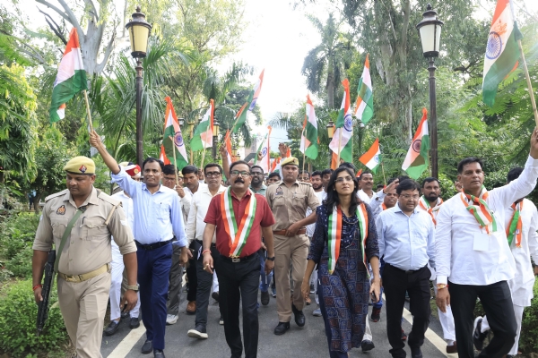 विकास भवन से सीआई पार्क तक निकली तिरंगा रैली का नेतृत्व करते डीएम अविनाश सिंह और सीडीओ देवयानी, साथ में अधिकारी-कर्मचारी