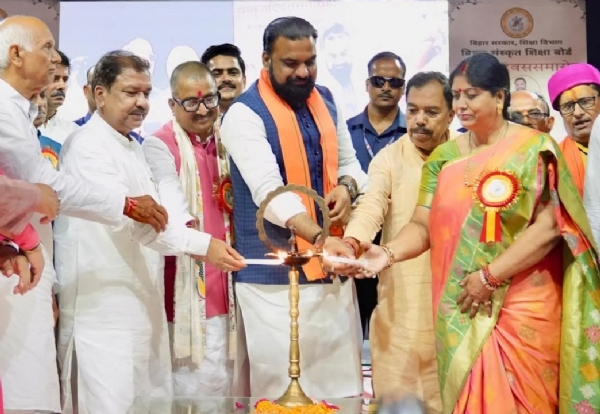 संस्कृत दिवस समारोह का आयोजन मौके पर पोर्टल का उद्धाटन करते सम्राट चौधरी और दिलीप जयसवाल