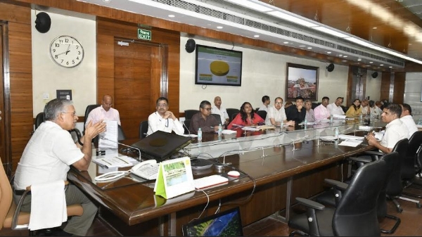 अधिकारियों के साथ बैठक करते मुख्य सचिव एसपी गोयल