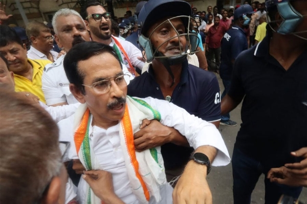 शुभंकर सरकार को ले जाती पुलिस