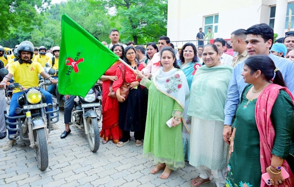 गुरुग्राम में अंतरराष्ट्रीय युवा दिवस पर राज्य स्तरीय एचआईवी/एड्स जागरुकता अभियान के तहत बाइक रैली को रवाना करतीं स्वास्थ्य मंत्री आरती सिंह राव।