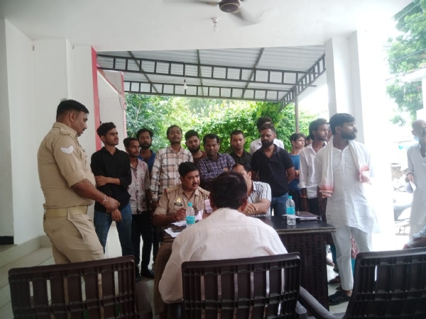 थाने में बजरंग दल के कार्यकर्ता