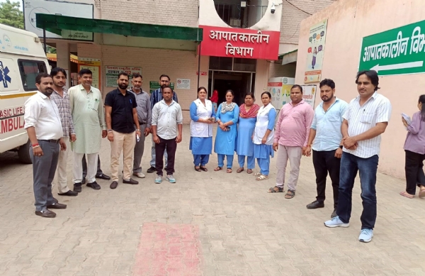फतेहाबाद। नागरिक अस्पताल में सैलरी न मिलने को लेकर विरोध जताते एनएचएम कर्मचारी।
