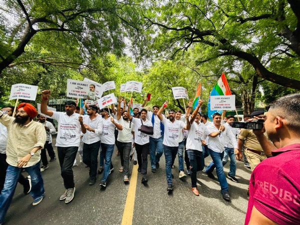 कांग्रेस पार्टी की छात्र विंग एनएसयूआई  विरोध प्रदर्शन करते हुए