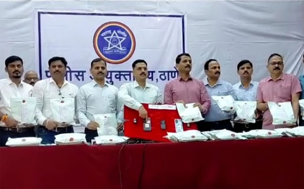 फोटो: भिवंडी में बरामद ड्रग और पुलिस कर्मी