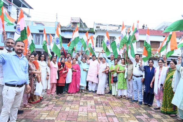 कोटद्वार में तिरंगा रैली को हरी झंडी  दिखाती रितु खंडूरी विधायक