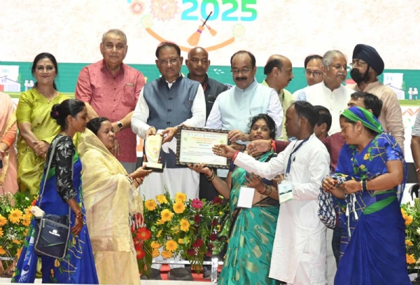 स्वच्छ सर्वेक्षण में उत्कृष्ट प्रदर्शन करने वाले नगरीय निकायों को  सम्मानित करते मुख्यमंत्री साय