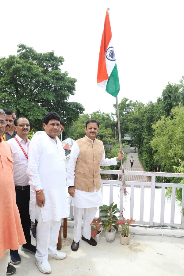 उप मुख्यमंत्री राजेन्‍द्र शुक्ल ने शासकीय आवास पर फहराया तिरंगा