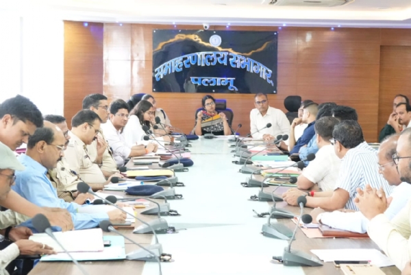 बैठक करती उपायुक्त समीरा एस