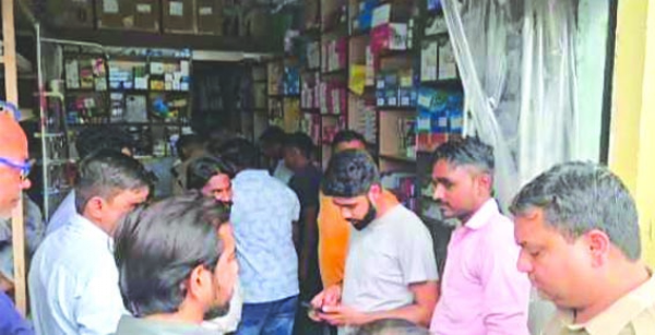 घटनास्थल पर लगी भीड़