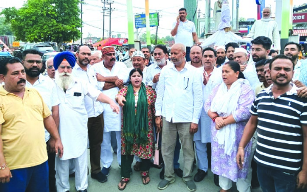 प्रदर्शन करते कांग्रेसीजन